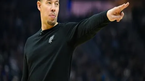 中国队速滑世界杯斩获银牌与铜牌，人民日报客户端独家报道